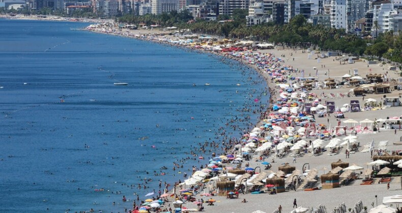 Antalya’da güneşi görenler sahile akın etti