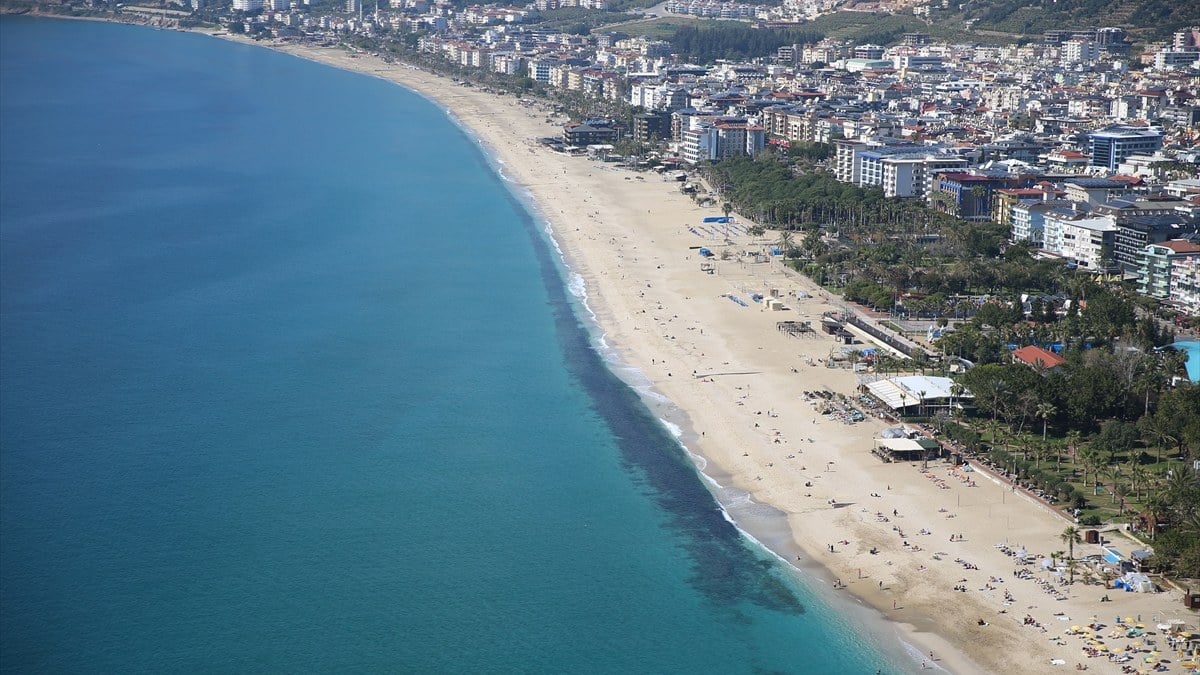 Antalya’da mart ayında da manzara değişmedi! Denize girip güneşlendiler