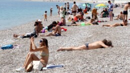 Antalya’da oy kullanıp sahile akın ettiler