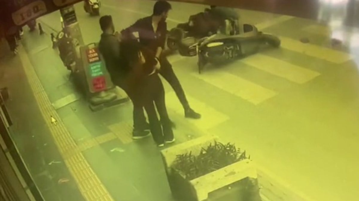 Antalya’da yaya geçidinde motosikletler çarpıştı