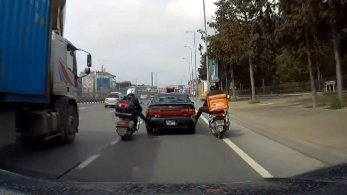 Avcılar’da yakıtı biten otomobili motosiklet sürücüleri yol boyunca itti