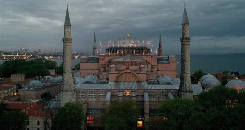 Ayasofya Camii’ne ‘La İlahe İllallah’ mahyası asıldı