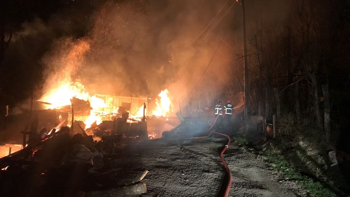 Bartın’da yangına uykuda yakalanan çifti itfaiye ekipleri kurtardı