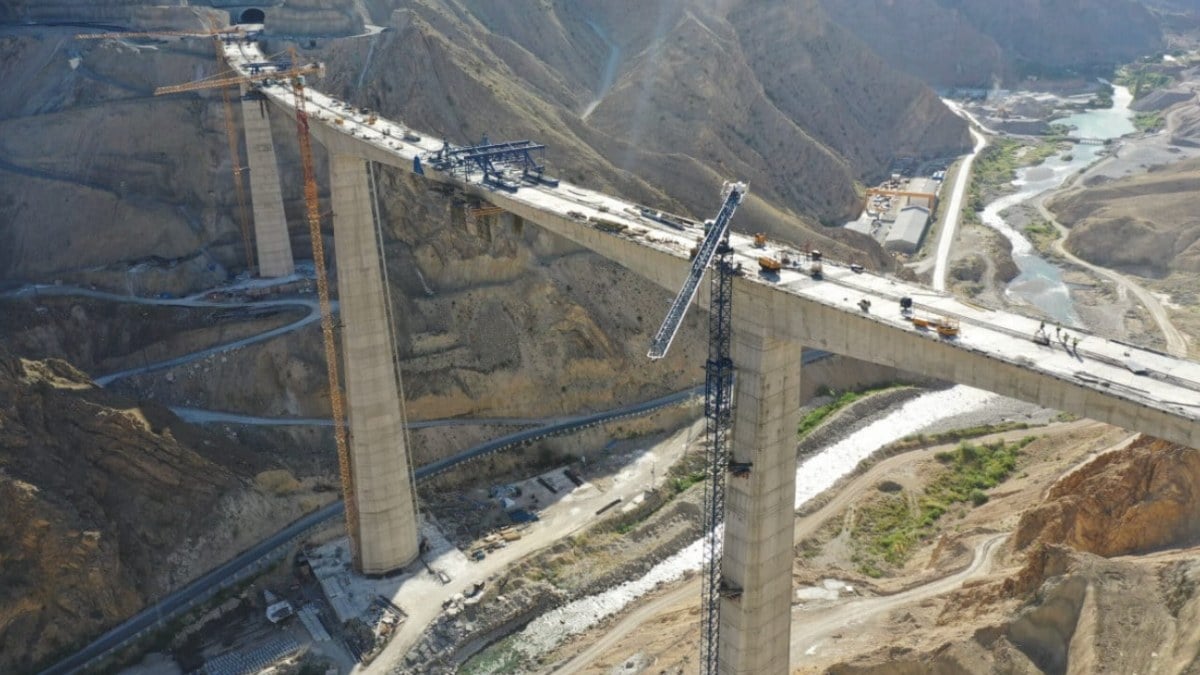 Bir dev hizmet daha tamamlandı! Yusufeli Viyadüğü’nde iki yaka kavuştu