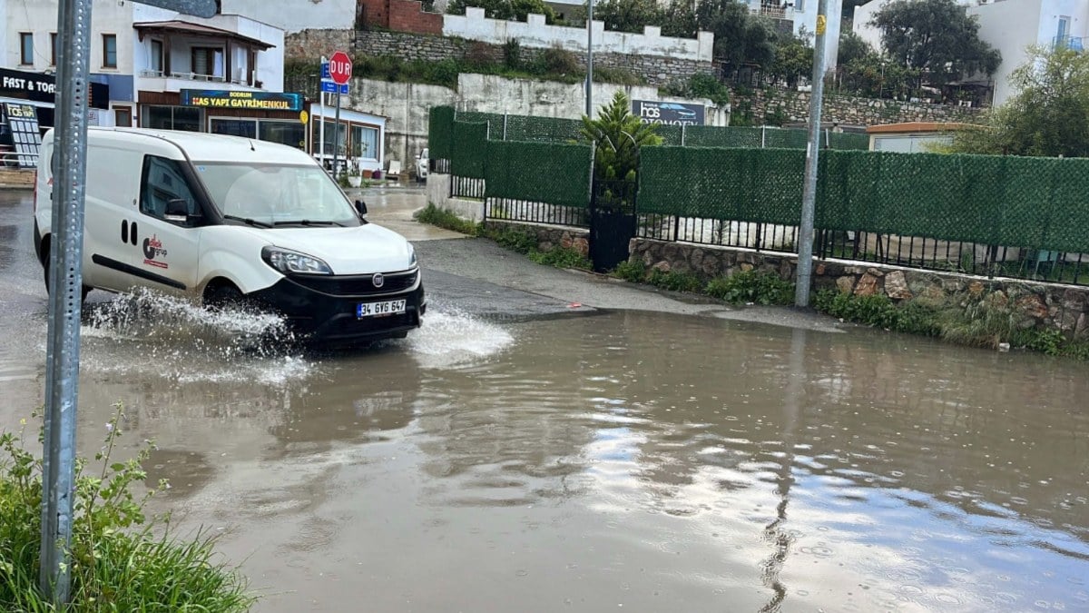 Bodrum’da sokaklar ve caddeler yine göle döndü