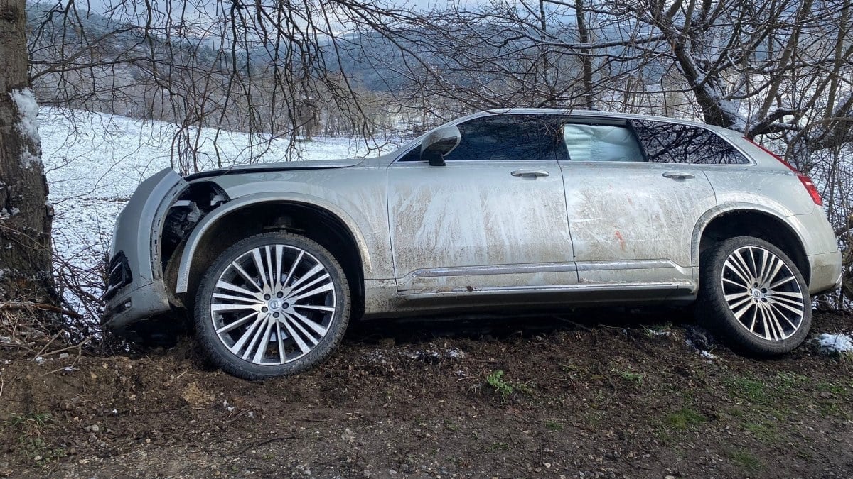 Bolu’da kontrolden çıkan cip ağaca çarptı: 3 yaralı