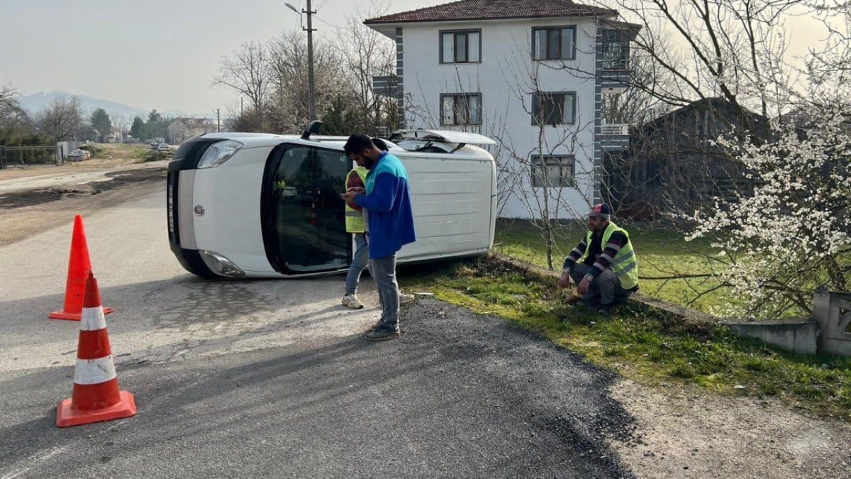 Bolu’da otomobille çarpışan hafif ticari araç devrildi: 1 yaralı