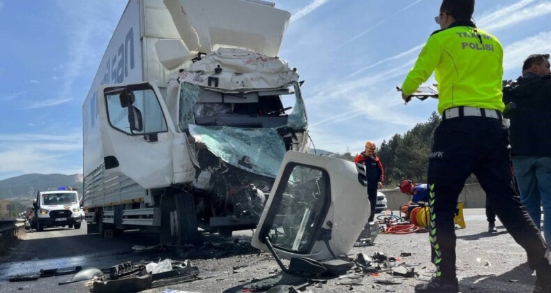 Bolu’da otoyolda lastiği patlayan tıra çarpan kamyon kağıt gibi ezildi: 1 yaralı