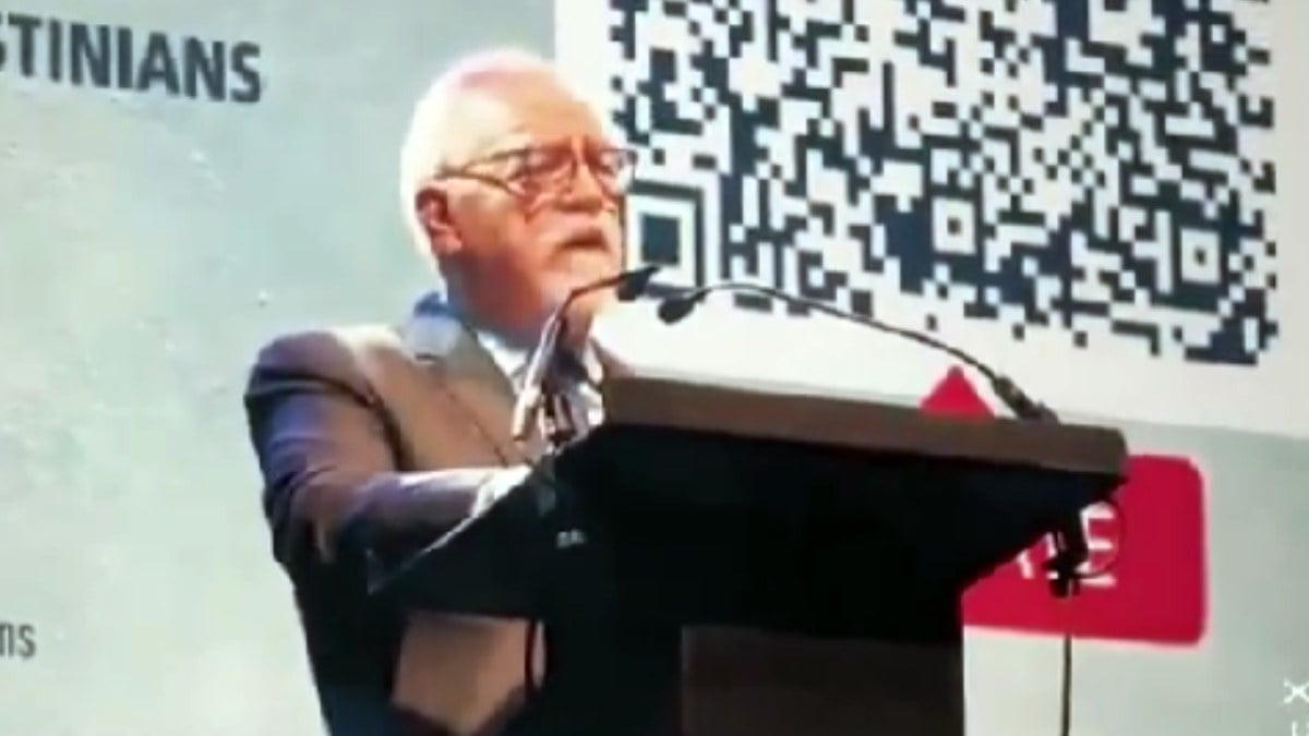 Brian Cox, Filistinli Rıfat el-Arir’in ‘Ölmem Gerekirse’ şiirini okudu