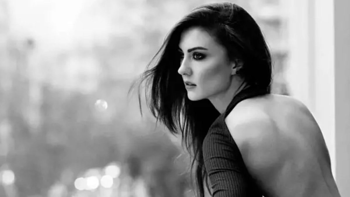 Burcu Özberk kaldırımda poz verdi! O karelere yorum yağdı…