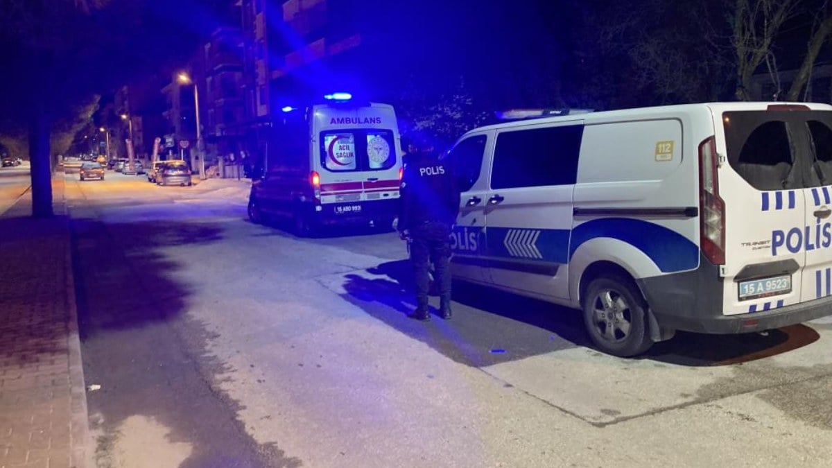 Burdur’da alkollü motosiklet sürücüsü kaldırıma çıkıp direğe çarptı