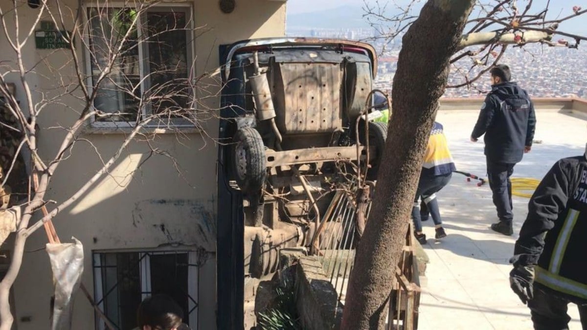 Bursa’da evin bahçesine uçan otomobilde sıkışan sürücü kurtarıldı