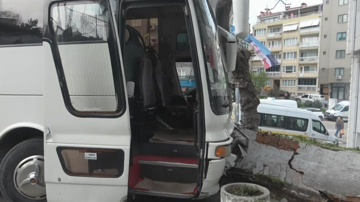 Bursa’da freni patlayan otobüsün zor anları: Ağaca, kamyonete ve evin duvarına çarptı