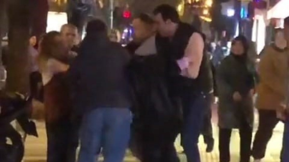 Bursa’da genç kızların saç saça kavgası kameraya yansıdı