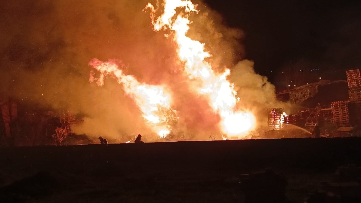 Bursa’da palet fabrikasında yangın