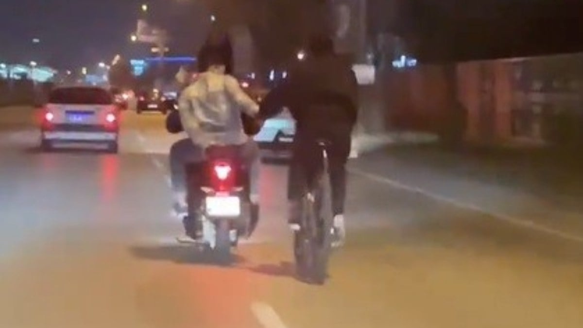 Bursa’da tehlikeli yolculuk: Motosiklete tutunarak ilerledi