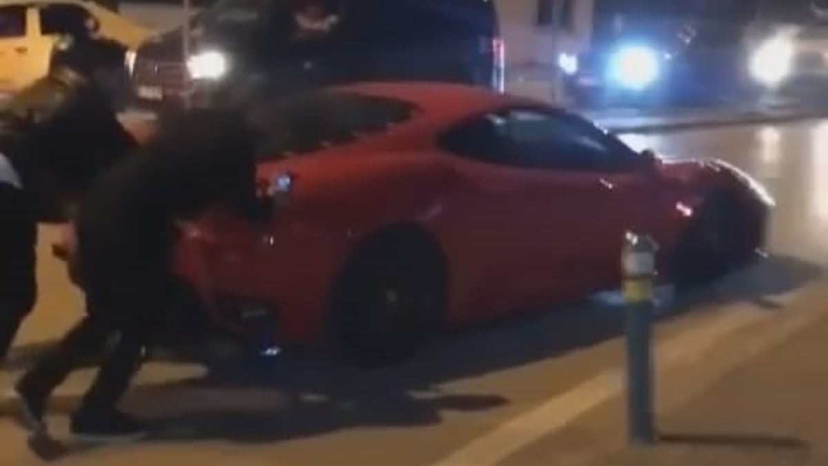 Bursa’da yolda kalan milyonluk Ferrari’nin yardımına vatandaşlar koştu