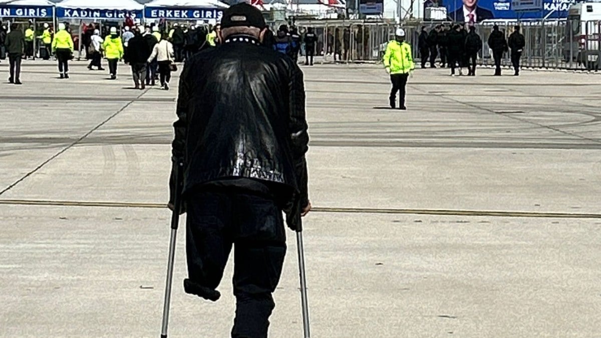 Büyük İstanbul Mitingi’ne koltuk değnekleriyle gelen seçmen