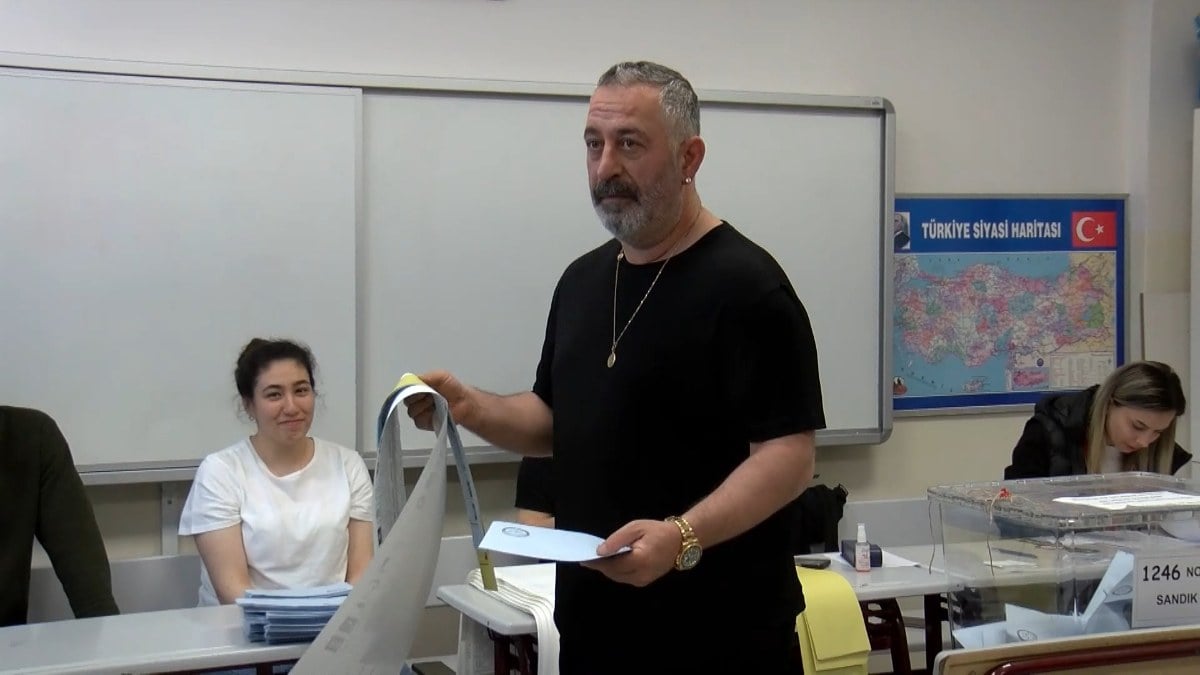 Cem Yılmaz sandık başında! İstanbul’da oyunu kullandı