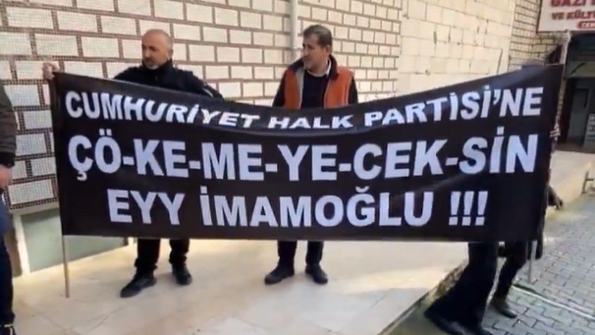 Cemevi önünde toplanan CHP’li grup Ekrem İmamoğlu’nu protesto etti