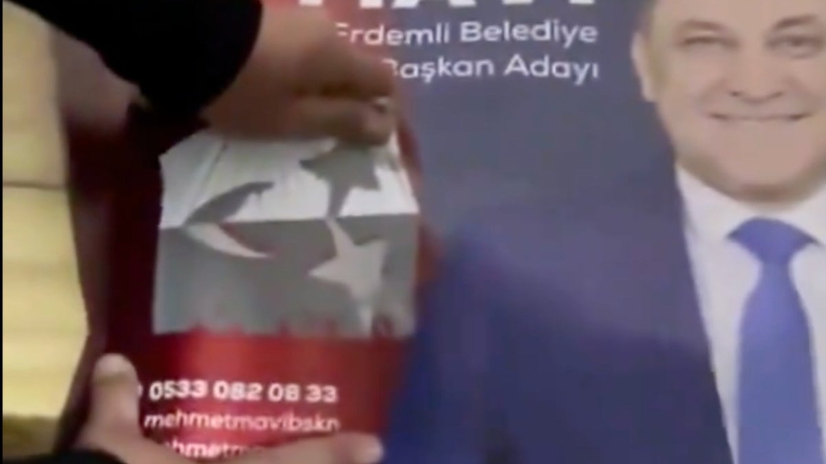 CHP Erdemli Belediye Başkan Adayı Mehmet Mavi afişlerinde Türk bayrağını kapattı