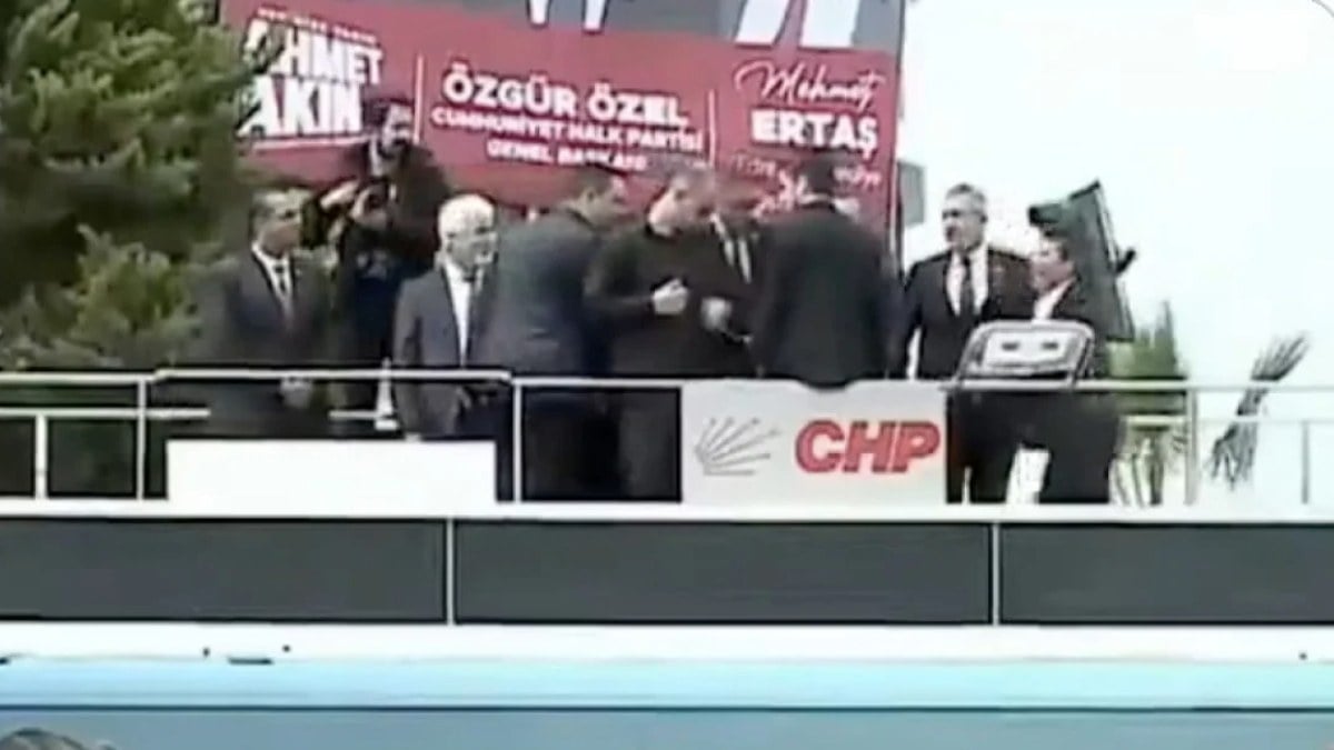 CHP mitinginde ezan çıkmazı! Benim zayıf olduğum konular