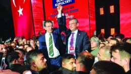 CHP’de gündem olaylı kurultay: Özgür Özel’in koltuğu tehlikede