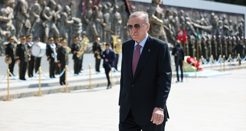 Cumhurbaşkanı Erdoğan Çanakkale’de şehitler abidesindeki törene katıldı