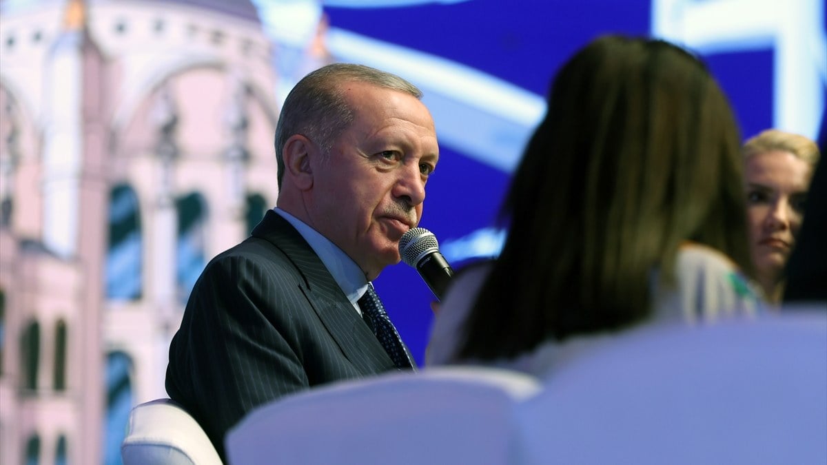 Cumhurbaşkanı Erdoğan, gençlerle buluşmasında Ahmet Kaya şarkısında duygulandı