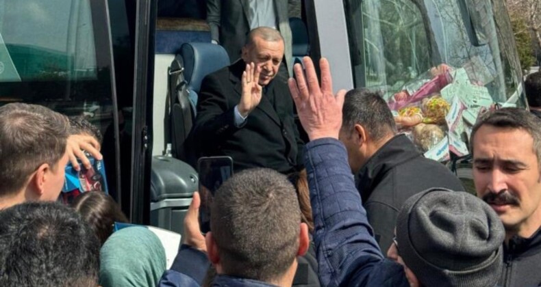 Cumhurbaşkanı Erdoğan Konya’da çocuklara hediye dağıttı