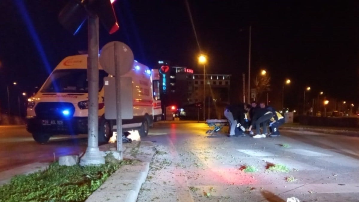 Dengesini kaybetti! Denizli’de akrobatik hareketler yapan motorcu trafik ışıklarına çaptı