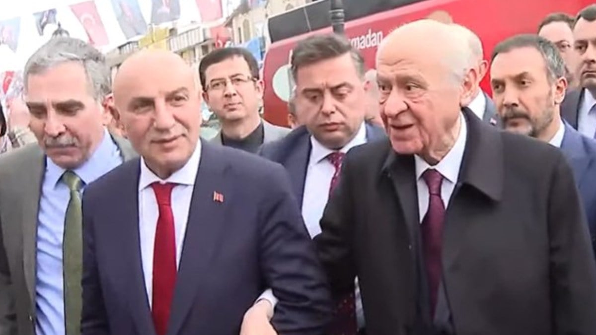 Devlet Bahçeli, Turgut Altınok ile Keçiören’de halkı selamladı