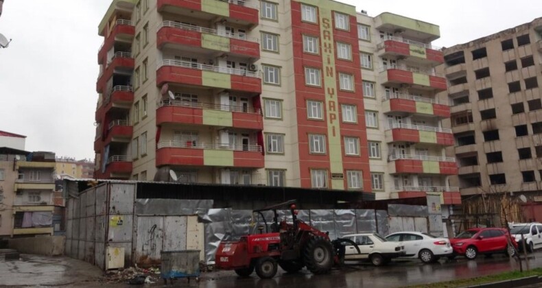 Diyarbakır’da apartman sakinleri, evlerine kaçak dükkan içinden giriyor