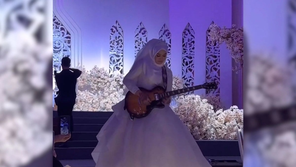 Düğününde eline elektro gitarı aldı: Sahne performansıyla davetlileri şaşırttı