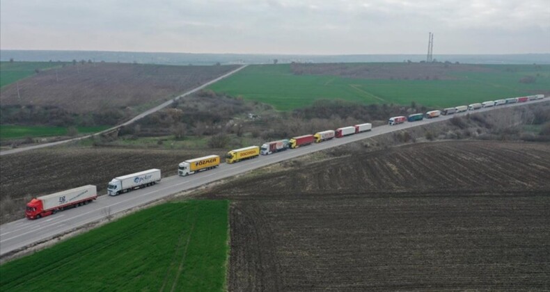 Edirne’de Hamzabeyli Sınır Kapısı’nda 17 kilometrelik tır kuyruğu oluştu