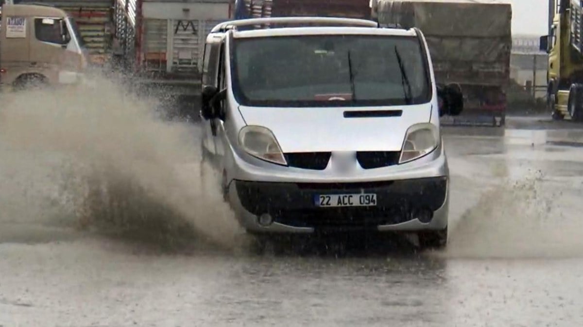 Edirne’de sağanak yağış sonrası araçlar ilerlemekte zorlandı