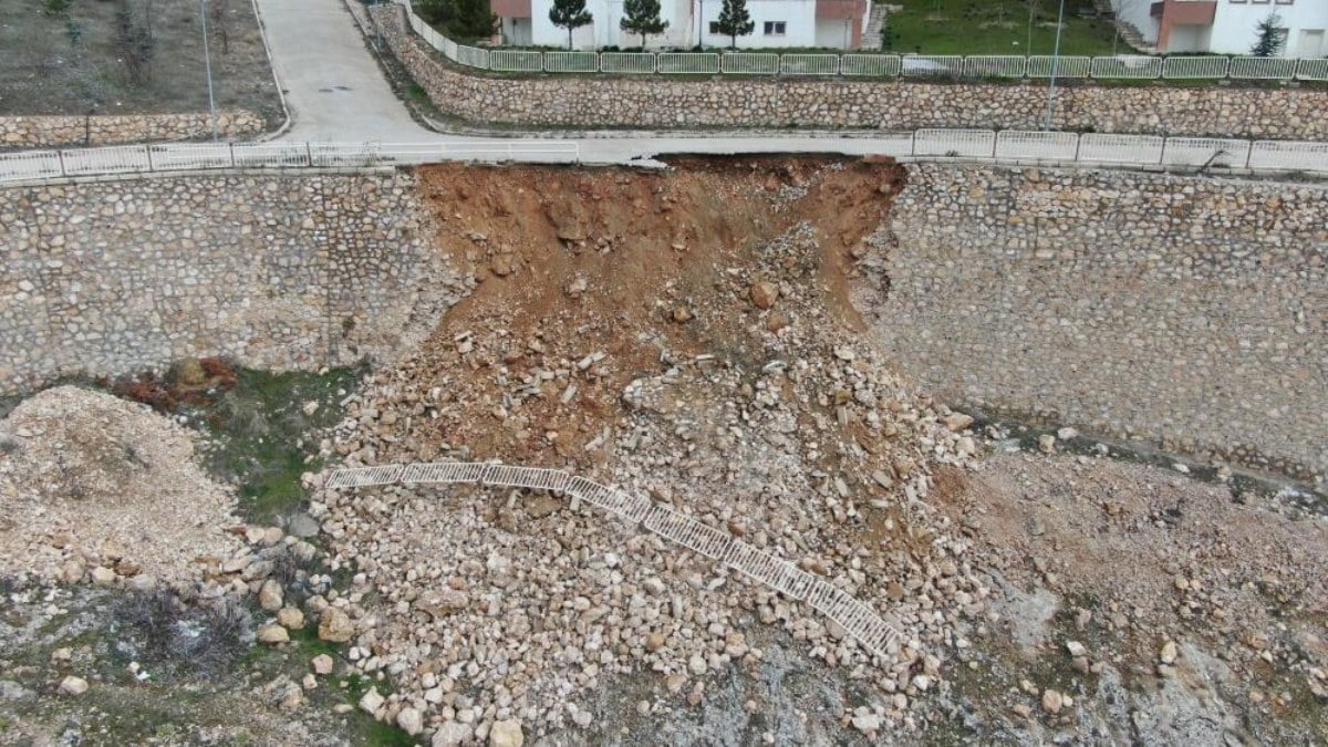 Elazığ’da sağanak! İstinat duvarı çöktü