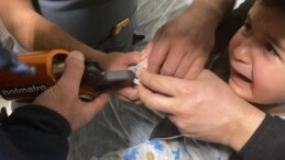 Erzincan’da parmağı meşrubat açacağına sıkışan çocuğu itfaiye kurtardı