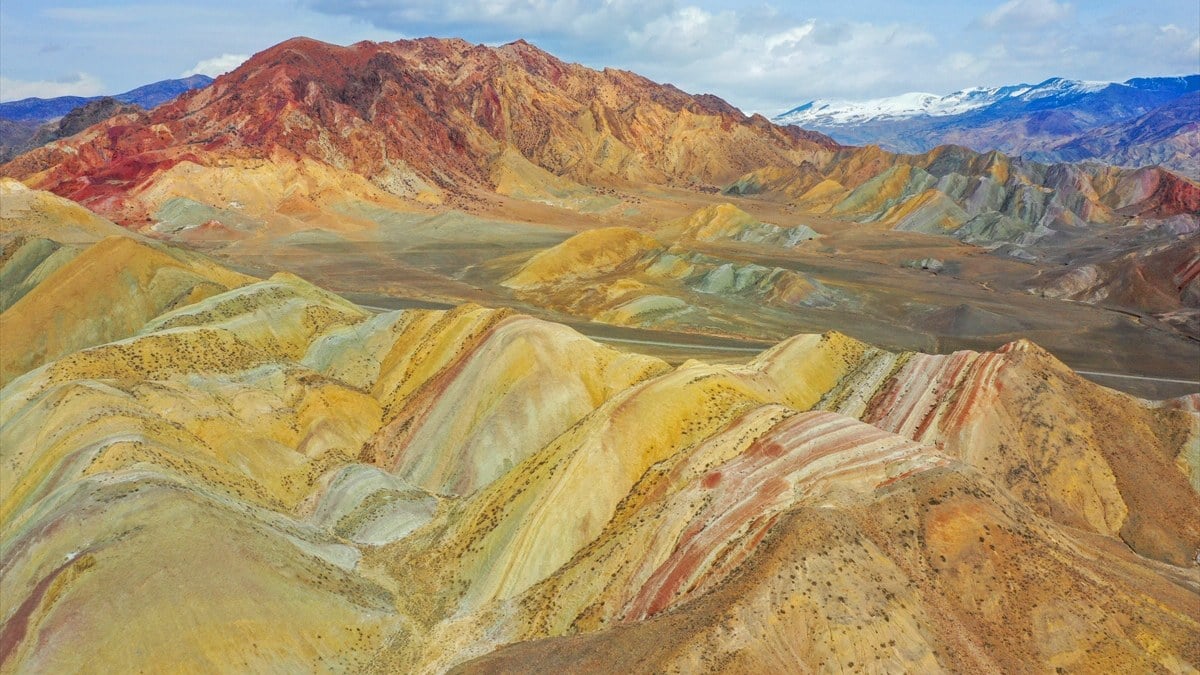 Erzurum’da renk cümbüşü: Gökkuşağı Tepeleri