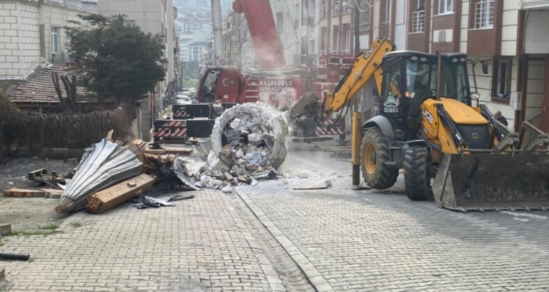 Esenyurt’ta onarım yapılan minarenin bir kısmı koparak binaya çarptı