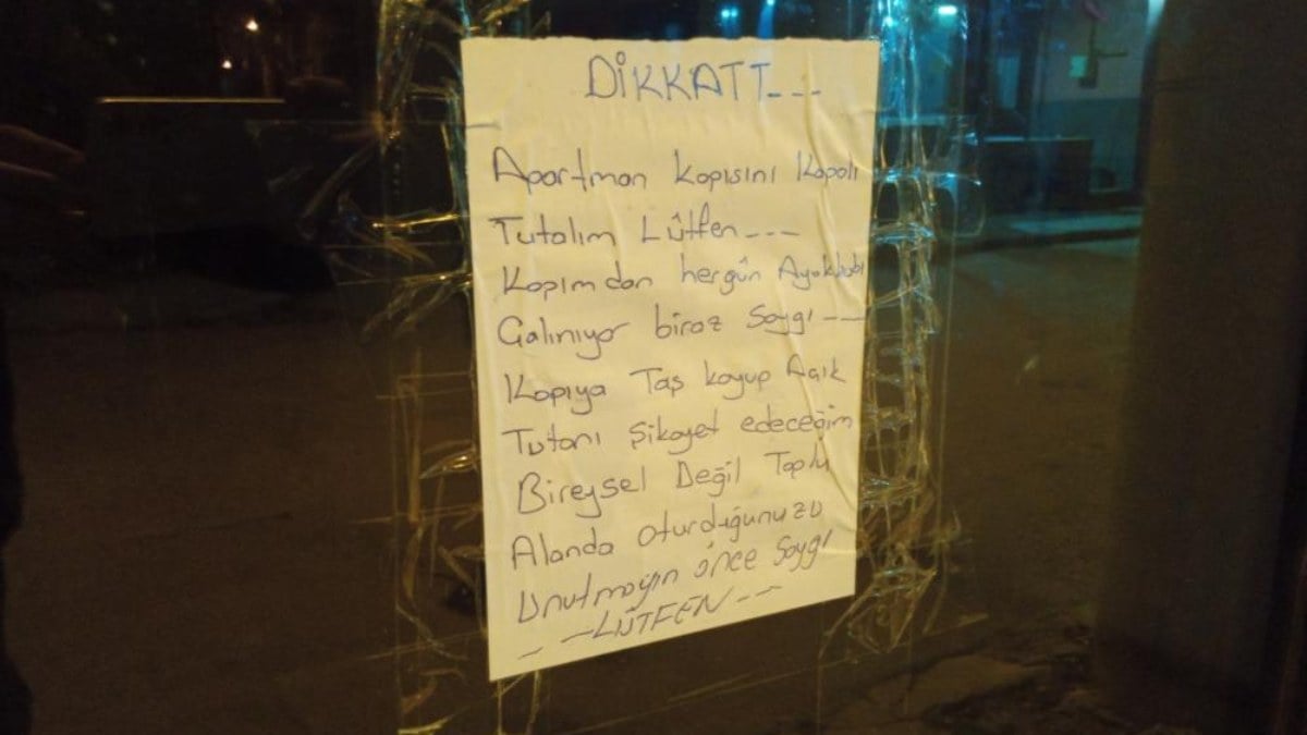 Eskişehir’de sürekli ayakkabıları çalınan apartman sakinleri, ‘kapıyı kapatın’ notu astı