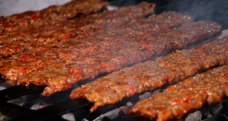 Esnafın yüzü Ramazan’da güldü! Adanalılar oruçlarını kebap ile açıyor