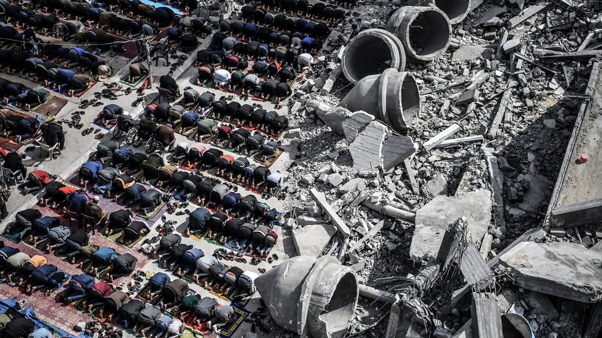 Gazze’de Faruk Camisi enkazında cuma namazı