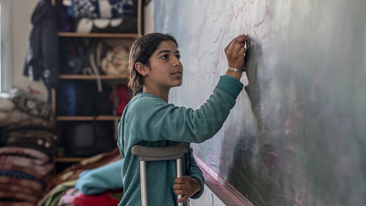 Gazze’de tüm ailesini kaybeden küçük kız yaşam mücadelesi veriyor