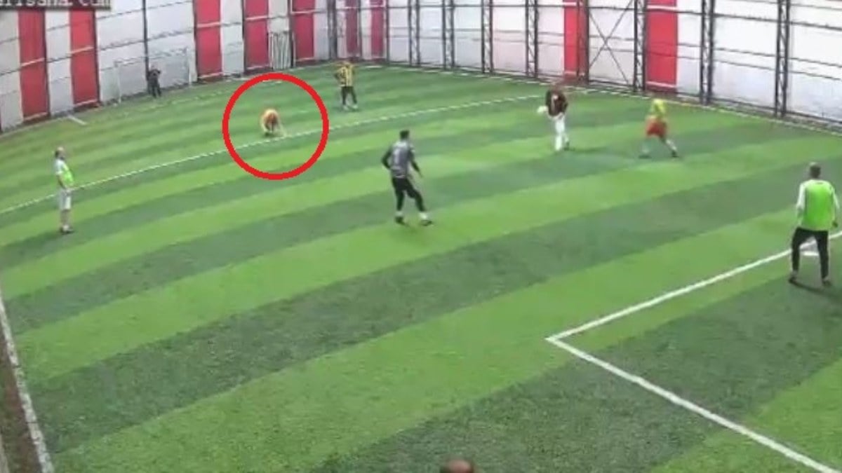 Gümüşhane’de halı sahada kalp krizi geçiren adamın o anları