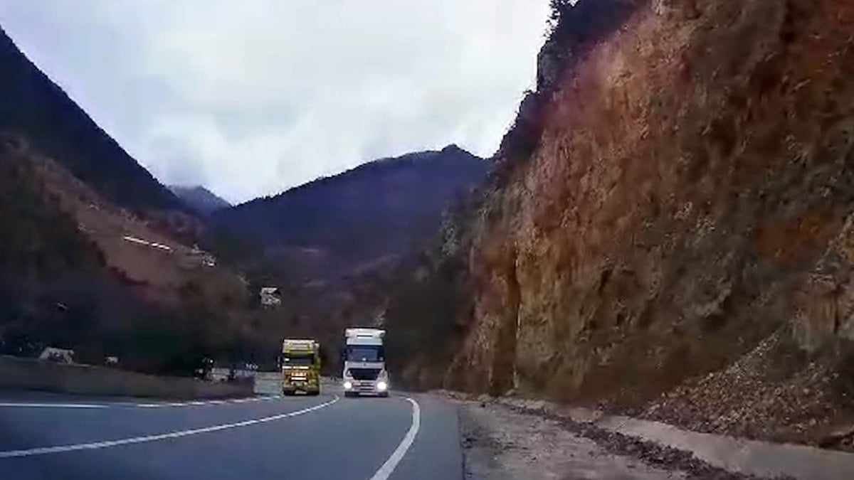 Gümüşhane’de virajda hatalı sollama yaptı: Ölümden dönüldü