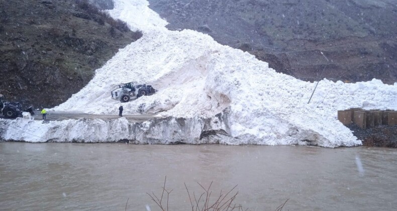 Hakkari’de çığ felaketi: Onlarca araç yolda kaldı