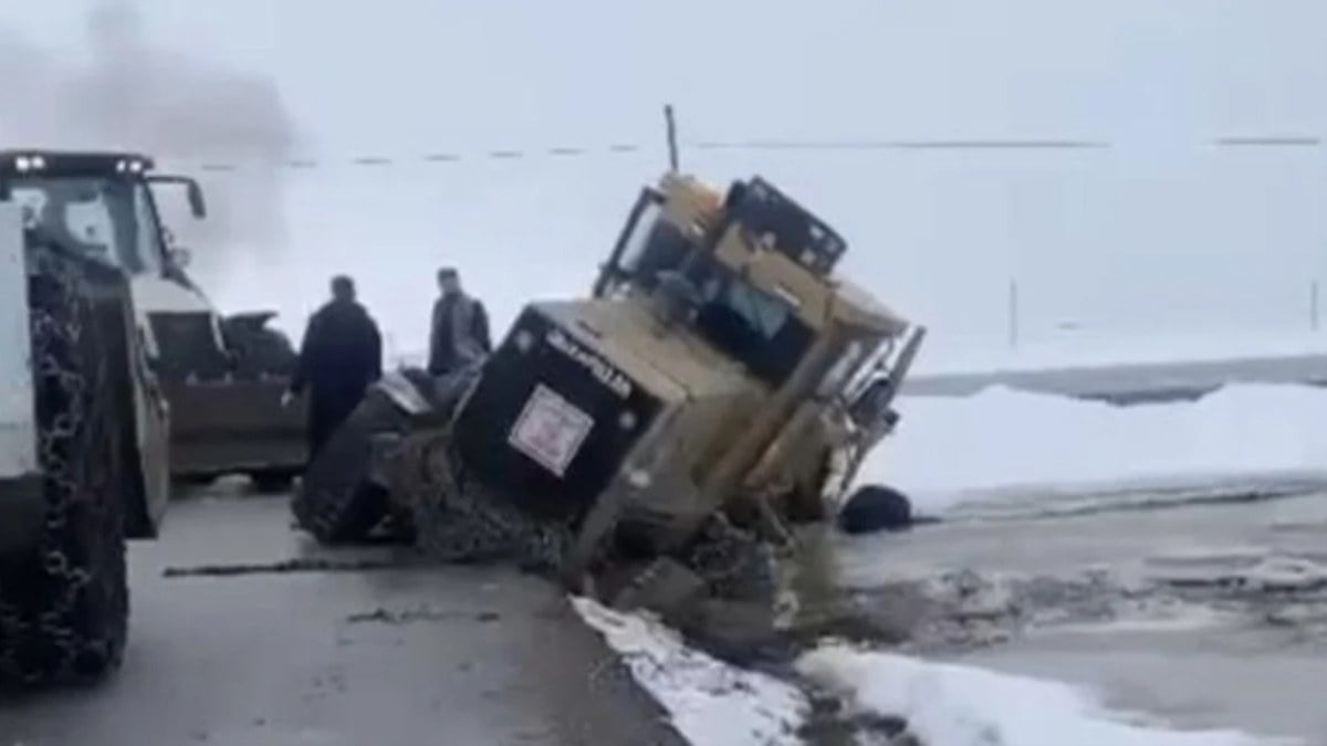 Hakkari’de iş makinesi yol kenarındaki boşluğa düştü