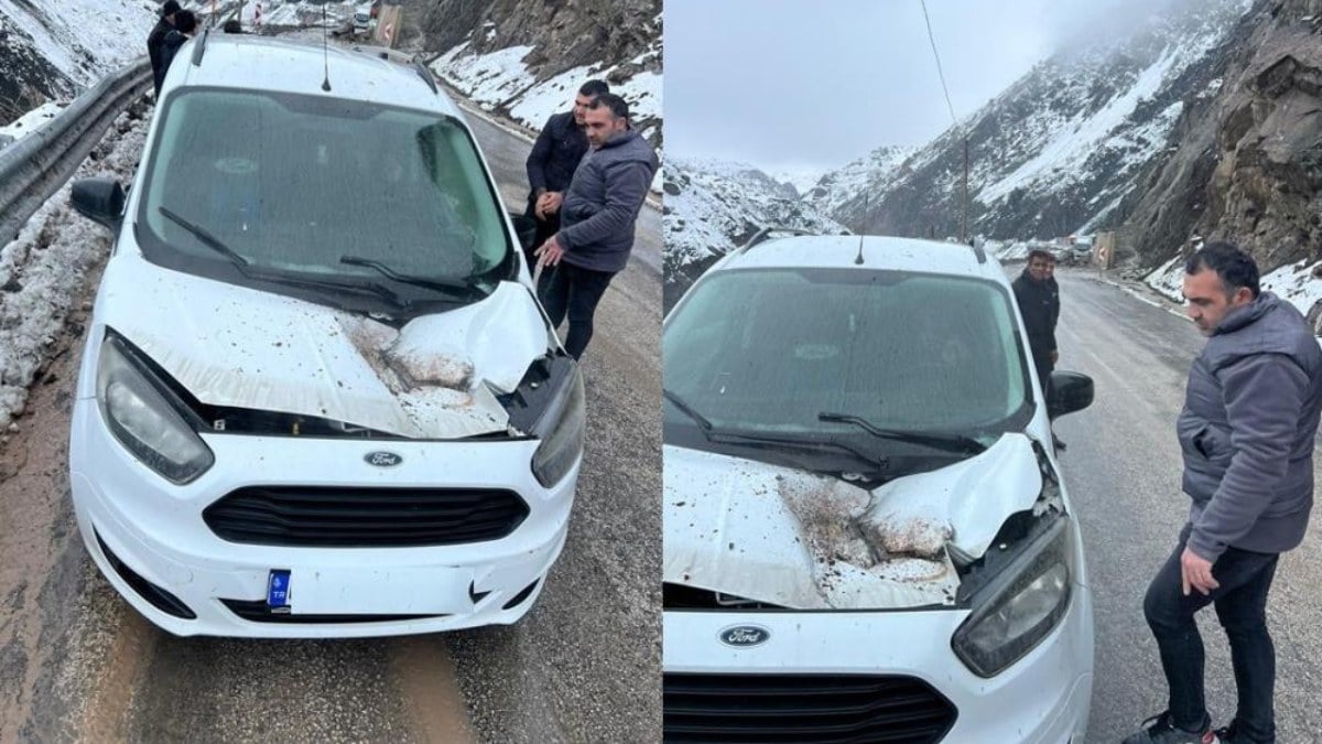 Hakkari’de seyir halindeki otomobilin üzerine kaya düştü