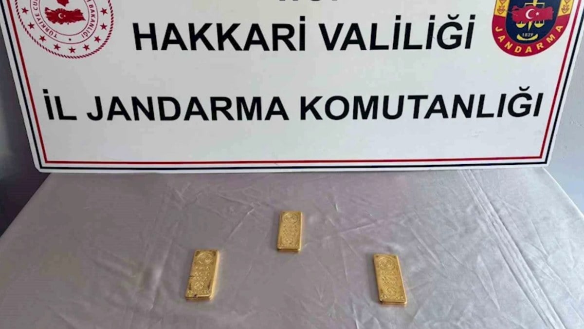 Hakkari’de yolcunun ayakkabılarından külçe altın çıktı